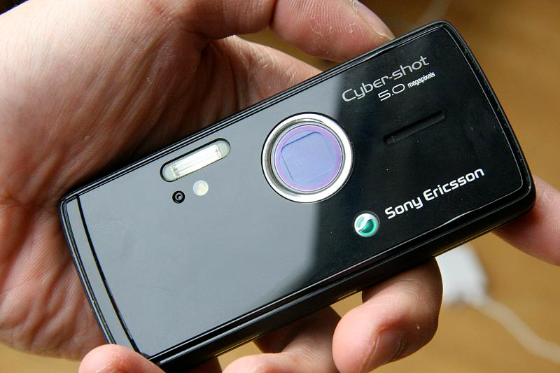 Illustration for article titled Lightning Review: Sony Ericsson K850i CyberShot Phone (Verdict: Almost Usable, But Not Quite)